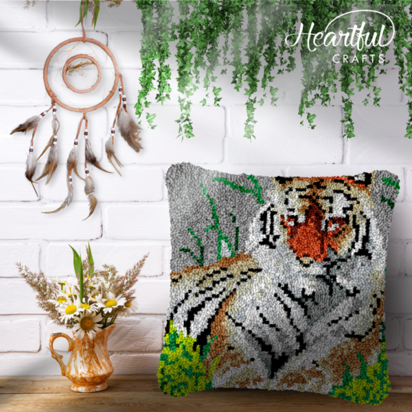 Chilling in the Grass - Latch Hook Pillow Kit